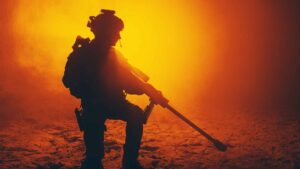 הפרעת דחק פוסט טראומטית, או PTSD, היא מצב בריאותי נפשי שיכול להתפתח לאחר חוויה או עדים לאירוע טראומטי. עבור חיילים רבים, שדה הקרב לא נותר מאחור לאחר סיום שירותם. החוויות העוצמות והנוראיות לעיתים קרובות שהם עוברים יכולות להותיר השפעה מתמשכת על רווחתם הנפשית. PTSD צבאי מתייחס באופן ספציפי ל-PTSD הנובע מאירועים שהתרחשו במהלך שירות צבאי. זה יכול לכלול חשיפה לקרב, עדים למוות או מעורבות במצבים מסכני חיים. סביבת הלחץ הגבוה והאיום המתמיד על החיים עלולים להפוך חיילים לפגיעים במיוחד לפתח PTSD. מהי הפרעת דחק פוסט טראומטית (PTSD) מהצבא? בהקשר של הצבא, PTSD יכול להתבטא במגוון דרכים. חלקם עשויים לחוות מחדש את האירועים הטראומטיים באמצעות פלאשבקים או סיוטים. אחרים עשויים להרגיש כל הזמן על הקצה, להיבהל בקלות או להתקשות לישון. תסמינים אלו יכולים להיות מכריעים ולהפריע לחיי היומיום, מה שמקשה על שמירה על מערכות יחסים, החזקת עבודה או אפילו תחושת ביטחון. חשוב להבין ש-PTSD אינו חלילה סימן לחולשה. זוהי תופעה אמיתית ורצינית שמשפיעה על חיילים משוחררים רבים. זיהוי הסימנים והבנת ההשפעה של PTSD צבאי הוא הצעד הראשון בבקשת עזרה ומציאת טיפול יעיל. במרכז השיקום וילה באלאנס, אנו מחויבים לספק את התמיכה והטיפול הדרושים כדי לעזור לאלה שנפגעו מ-PTSD צבאי להחזיר שליטה בחייהם. מהם התסמינים של הפרעת דחק פוסט-טראומטית (PTSD) בצבא? PTSD צבאית יכולה להתבטא במגוון דרכים, ולהשפיע הן על הנפש והן על הגוף. תסמינים נפשיים: פלשבקים: תופעה שכיחה בקרב אנשים הסובלים מ-PTSD צבאית היא חוויה של פלאשבקים, בהם הם מרגישים כאילו הם חווים מחדש את האירוע הטראומטי. פלאשבקים אלו יכולים להיות מופעלים על ידי צלילים, ריחות או אפילו מצבים מסוימים שמזכירים להם את שירותם הצבאי. סיוטים: סיוטים הם תופעה שכיחה נוספת, הפוגעת לעיתים קרובות בשינה ומשאירה את הסובלים מ-PTSD מותשים וחרדים. עוררות יתר: תסמין בולט נוסף הוא עוררות יתר, כלומר תחושה מתמדת של מתח וחרדה ודריכות גבוהה. מצב זה של עוררות מוגברת יכול להקשות על הרפיה או ריכוז במשימות יומיומיות. הימנעות: אנשים עם PTSD צבאית עשויים להימנע ממקומות, אנשים או פעילויות שמזכירים להם את הטראומה, מה שמוביל לבידוד חברתי ותחושה של ניתוק מאנשים אהובים. שינויים במצב הרוח: שינויים במצב הרוח הם חלק משמעותי נוסף ב-PTSD צבאית. אנשים עשויים לחוש תחושה מתמדת של פחד, אשמה או בושה. דיכאון נפוץ, כמו גם תחושות של חוסר תקווה וחוסר עניין בפעילויות שפעם הסבו להם הנאה. קשיים בזיכרון וניתוק רגשי: לאנשים עם PTSD צבאית עלולות להיות בעיות לזכור היבטים חשובים של האירוע הטראומטי או שהם חווים ניתוק רגשי. תסמינים פיזיים: כאבים: תסמינים פיזיים יכולים לכלול כאבי ראש, סחרחורת וכאב כרוני. התמכרויות: חלק מהאנשים עשויים לפנות לאלכוהול או סמים כדרך להתמודד עם המצוקה שלהם, מה שיכול להוביל לבעיות נוספות. חשוב לזכור: זיהוי תסמינים אלו הוא הצעד הראשון בבקשת עזרה ובתחילת תהליך ההחלמה. חשוב לזכור שתגובות אלו הן תגובות נורמליות לחוויות לא נורמליות, וכי קיים סיוע זמין שיעזור להתמודד איתן. מדוע חיפוש עזרה עבור הפרעת דחק פוסט-טראומטית (PTSD) מהצבא הוא כה חשוב? חיפוש עזרה עבור הפרעת דחק פוסט-טראומטית (PTSD) מהצבא הוא קריטי מכמה סיבות. ראשית, PTSD יכולה להשפיע קשות על חיי היומיום שלנו, לפגוע ביכולתנו לעבוד, לקיים מערכות יחסים וליהנות מפעילויות שאהבנו בעבר. על ידי פנייה לקבלת עזרה, אנו יכולים להתחיל להחזיר לעצמנו את השליטה על היבטים אלה של חיינו. התעלמות מתסמיני PTSD עלולה להוביל להחמרה במצב בריאות הנפש. PTSD שאינה מטופלת עלולה להוביל לחרדה, דיכאון או התמכרות לחומרים, כאשר אנו מנסים להתמודד עם הכאב. התערבות מוקדמת יכולה למנוע מהבעיות הללו להסלים ולעזור לנו למצוא דרכים בריאות יותר לנהל את הסימפטומים שלנו. גורם חשוב נוסף הוא רשת התמיכה. כשאנו מחפשים עזרה, אנחנו לא רק עוזרים לעצמנו, אלא גם לאהובינו. הם נאבקים לעתים קרובות לצידנו, מנסים להבין ולתמוך בנו ללא הכלים או הידע לעשות זאת בצורה יעילה. טיפול מקצועי מספק סביבה מובנית שבה גם אנחנו וגם משפחותינו יכולים ללמוד להתמודד עם PTSD יחד. בנוסף, עזרה מקצועית מציעה תכניות טיפול מותאמות אישית. החוויה של כל אדם עם PTSD היא ייחודית, במיוחד כאשר היא נובעת משירות צבאי. מטפלים ויועצים במקומות כמו מרכז גמילה וילה באלאנס מתמחים בהבנת הניואנסים הללו ויכולים לעצב טיפולים המתייחסים לצרכים ולחוויות הספציפיים שלנו. לבסוף, חיפוש עזרה מטפח תחושת שייכות לקהילה. הידיעה שאנחנו לא לבד במאבקים שלנו ושהם אחרים שמבינים מה אנחנו עוברים יכולה להיות מנחמת להפליא. זה מזכיר לנו שיש תקווה ונתיב לריפוי. לכן, נקיטת הצעד הראשון לחיפוש עזרה היא לא רק חשובה - היא משנה חיים. כיצד מטפל מרכז השיקום וילה באלאנס בהפרעת דחק פוסט-טראומטית (PTSD) מהצבא? במרכז השיקום וילה באלאנס, אנו מבינים את האתגרים הייחודיים העומדים בפני הסובלים מהפרעת דחק פוסט-טראומטית (PTSD) משירות צבאי. הגישה שלנו נועדה לספק טיפול מקיף ואישי המטפל הן בתסמינים הפסיכולוגיים והן בתסמינים הפיזיים של PTSD. כך אנו עושים זאת. אילו התערבויות טיפוליות זמינות? אנו מציעים מגוון התערבויות טיפוליות המותאמות לצרכים הספציפיים של מטופלינו. השיטות העיקריות שלנו כוללות טיפול קוגניטיבי-התנהגותי (CBT) והקהיה ועיבוד מחדש באמצעות תנועות עיניים (EMDR). CBT עוזר למטופלים לזהות ולשנות דפוסי חשיבה שליליים התורמים למצוקה שלהם. טיפול זה יעיל מאוד בהפחתת תסמיני חרדה ודיכאון, הנפוצים ב-PTSD. EMDR, לעומת זאת, מתמקד בעיבוד זיכרונות טראומטיים והפחתת השפעותיהם המתמשכות. על ידי שימוש בגירוי דו-צדדי, כמו תנועות עיניים, EMDR מסייע לחיווט מחדש של המוח כדי להחלים מהטראומה. בנוסף לטיפולים אלה, אנו משלבים גם טכניקות מיינדפולנס ורגיעה. שיטות אלו מצוינות לניהול מתח וקידום תחושת רוגע. מטרתנו היא לצייד את המטופלים בכלים מעשיים בהם יוכלו להשתמש בחיי היומיום שלהם כדי לנהל תסמינים ולשפר את איכות חייהם. מה תפקידם של המשפחה והתמיכה החברתית בהחלמה? תמיכה משפחתית וחברתית הינם רכיבים מכריעים בהחלמה מ-PTSD צבאי. בוילה באלאנס, אנו מאמינים בשיתוף המשפחה בתהליך הטיפול ככל האפשר. אנו מציעים מפגשי טיפול משפחתי כדי לסייע לבני המשפחה להבין PTSD וללמוד כיצד יוכלו לתמוך ביקיריהם בצורה יעילה. קבוצות תמיכה חברתיות הן היבט חשוב נוסף בתוכנית הטיפול שלנו. קבוצות אלו מספקות מרחב בטוח עבור מטופלים לשתף את חוויותיהם ולהתחבר לאחרים המבינים את מה שהם עוברים. תחושת הקהילה הזו יכולה להיות מרפאה להפליא ועוזרת להפחית תחושות של בידוד ובדידות. אנו מדגישים גם את חשיבותה של רשת תמיכה חזקה מחוץ לטיפול. עידוד המטופלים לבנות ולתחזק קשרים חיוביים עם חברים, משפחה ועמיתים הוא חלק מרכזי בגישתנו. מערכות יחסים אלו יכולות לספק תמיכה רגשית ויציבות, החיוניים להחלמה ארוכת טווח. לכל מי שסובל מהלם קרב, מרכז השיקום וילה באלאנס הוא המקום הנכון לפנות אליו. הצוות המסור שלנו מחויב לספק טיפול תומך ותראפי איכותי שיסייע לכם או ליקיריכם בדרך להחלמה. למידע נוסף או סיוע, צרו קשר בטלפון 053-4877977. גישת הטיפול המקיפה שלנו מבטיחה שלקוחותינו יקבלו את הטיפול הטוב ביותר המותאם לצרכיהם האישיים. על ידי שילוב טיפולים מבוססי-ראיות עם תמיכה משפחתית וחברתית חזקה, אנו שואפים לסייע ללקוחותינו להשיב לעצמם את השליטה על חייהם ולהשיג החלמה מתמשכת. למה תוכלו לצפות במהלך מסע הטיפול שלכם בוילה באלאנס? כשאדם אהוב או אתם מתחילים את מסע הטיפול בוילה באלאנס, תוכלו לצפות לסביבה חמה ותומכת מהיום הראשון. אנו מבינים שפנייה לעזרה היא צעד גדול, והצוות שלנו כאן כדי להדריך אתכם בכל שלב. ראשית, אנו עורכים הערכה מקיפה כדי להבין את המצב והצרכים הייחודיים לכם. זה עוזר לנו להתאים תוכנית טיפול אישית המטפלת בתסמינים ובאילוצים הספציפיים שלכם. התוכנית עשויה לכלול מגוון התערבויות טיפוליות כגון טיפול קוגניטיבי-התנהגותי (CBT), דה-סנסיטיזציה ותהליך מחדש של תנועות עיניים (EMDR), ואולי גם תרופות במידת הצורך. במהלך שהותכם, יהיו לכם מפגשים קבועים עם מטפלים מנוסים המתמחים בהפרעת דחק פוסט-טראומטית (PTSD) בקרב אנשי צבא. מפגשים אלו נועדו לא רק לנהל תסמינים, אלא גם לעזור לכם לפתח אסטרטגיות התמודדות בהן תוכלו להשתמש זמן רב לאחר שתעזבו את המרכז שלנו. אנו גם שמים דגש חזק על שיתוף המשפחה בתהליך ההחלמה. מפגשי טיפול משפחתי זמינים כדי לעזור ליקיריכם להבין מה אתם עוברים וכיצד הם יכולים לתמוך בכם בצורה הטובה ביותר. גישה הוליסטית זו מבטיחה שתהיה לכם מערכת תמיכה איתנה הן במהלך הטיפול והן לאחריו. המתקן שלנו מציע סביבה שלווה ורגועה, שהיא קריטית להחלמה. תגלו שהצוות שלנו הוא לא רק מקצועי אלא גם אכפתי ואמפתי באמת. אנו שואפים להפוך את שהותכם לנוחה ככל האפשר, כך שתוכלו להתמקד לחלוטין בהחלמתכם. בסוף מסע הטיפול שלכם בוילה באלאנס, המטרה שלנו היא שתרגישו מחוזקים ומצוידים להתמודד עם האתגרים שבפתח, עם תחושה מחודשת של תקווה וחוסן. סיכום ופרטי התקשרות התמודדות עם פוסט טראומה מהצבא היא קשה, אבל אתם לא חייבים לעבור את זה לבד. במרכז השיקום וילה באלאנס, אנו מציעים טיפולים מיוחדים המותאמים אישית כדי לעזור לכם או ליקירכם להחלים. הצוות המנוסה שלנו מספק טיפול ותמיכה איכותיים לאורך כל הדרך. אם אתם מזהים את הסימפטומים של פוסט טראומה או מרגישים שמשהו לא בסדר, פנו אלינו. אנחנו כאן כדי לעזור ולענות על כל שאלה שיש לכם. צרו קשר בטלפון 053-4877977 למידע נוסף ולקביעת פגישת ייעוץ. בואו נעשה את הצעד הראשון יחד.